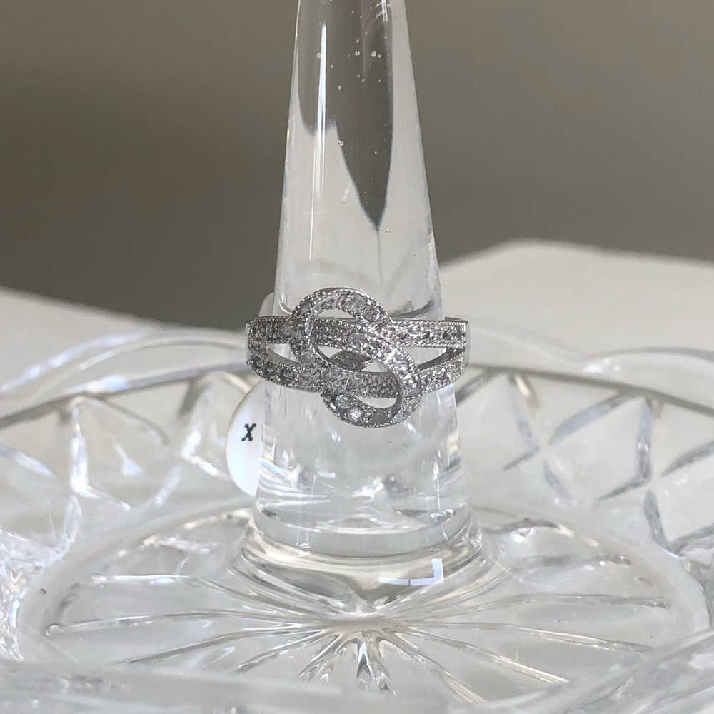 NWT ⭐️ Size 5 - rhodium plated ring